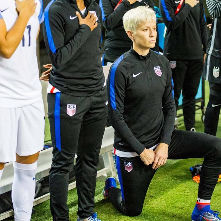 Fußballerin Megan Rapinoe kniet 2016 während der US-Hymne.
