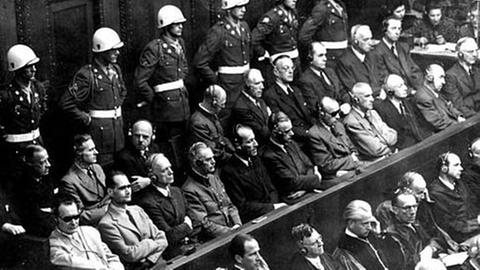 Blick auf die Anklagebank im Prozess gegen die Hauptkriegsverbrecher in Nürnberg.