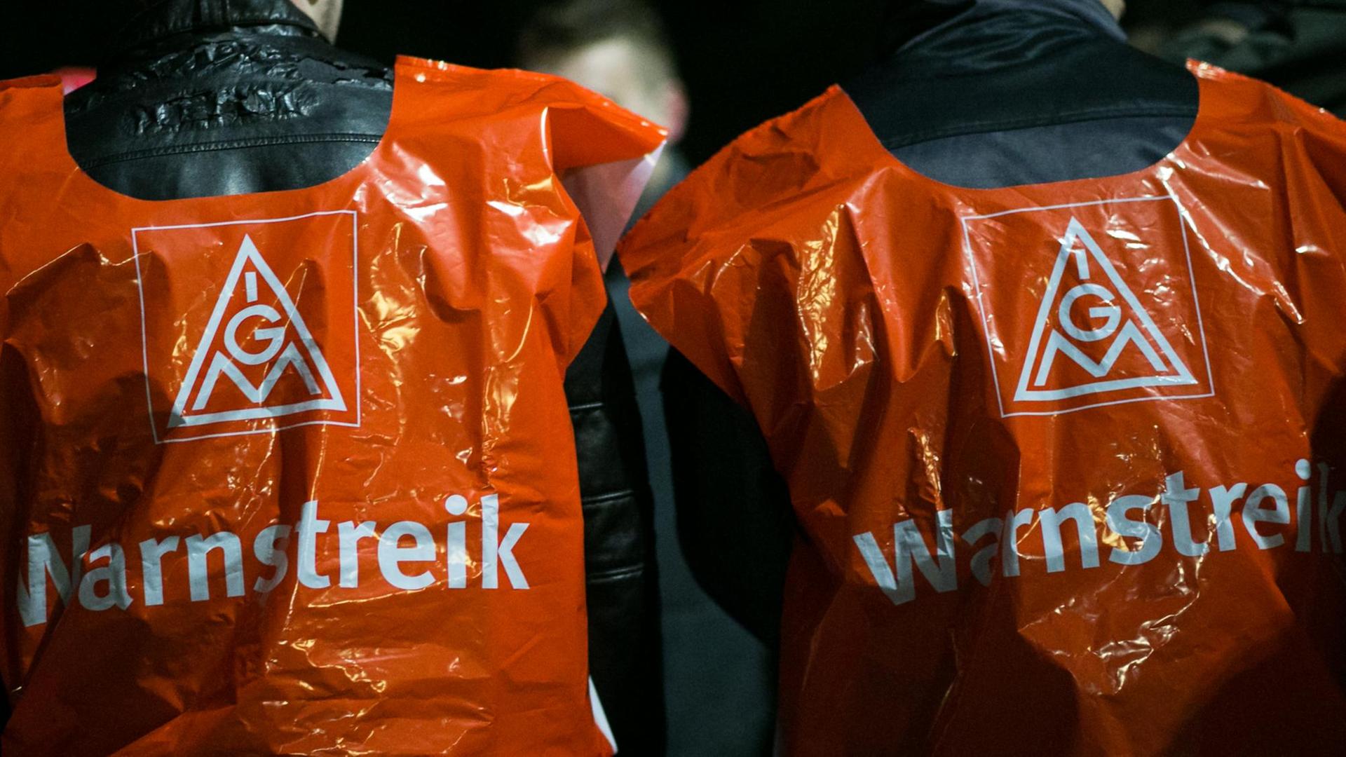 Mitarbeiter der "Leoni Special Cable" stehen in Friesoythe bei einem Warnstreik vor dem Werkstor. Mitarbeiter der "Leoni Special Cable" stehen in Friesoythe bei einem Warnstreik vor dem Werkstor.