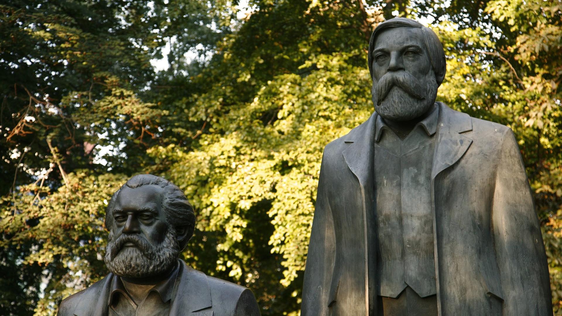 Das Denkmal für Karl Marx und Friedrich Engels in Berlin nahe dem Alexanderplatz