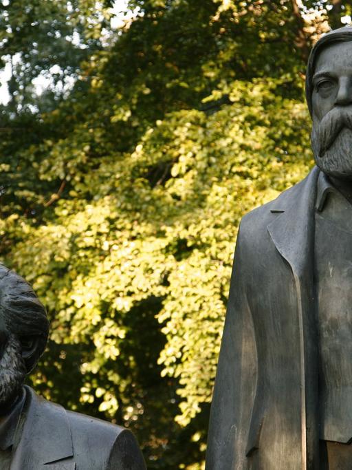 Das Denkmal für Karl Marx und Friedrich Engels in Berlin nahe dem Alexanderplatz