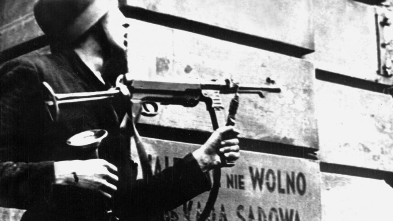 Die deutsche Besatzung zwischen 1939-1945 in Polen war vonmassiven Kriegsverbrechen begleitet. Während der Straßenkämpfe 1944 brach in Warschau ein Aufstand gegen die deutsche Besatzung aus. Der Freiheitskampf wurde aber von den deutschen Truppen brutal niedergeschlagen.