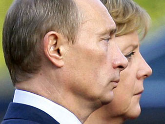 Russlands Präsident Wladimir Putin und Bundeskanzlerin Angela Merkel spazieren in Wiesbaden