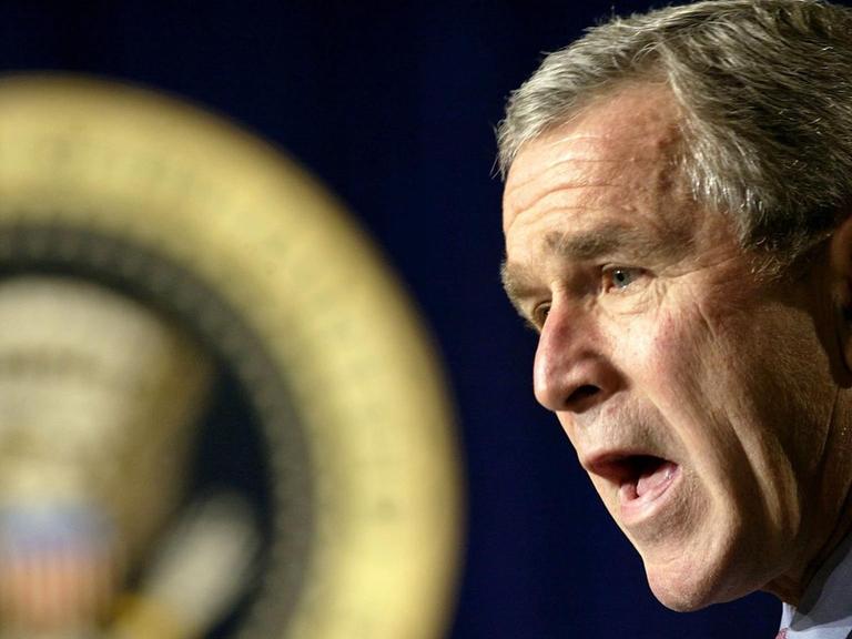 Der Präsident der Vereinigten Staaten, George W. Bush, hält am 11.10.2002 im Weißen Haus in Washington eine Rede. Amerika spricht nach Auffassung Bushs im Irak-Konflikt jetzt "mit einer Stimme".