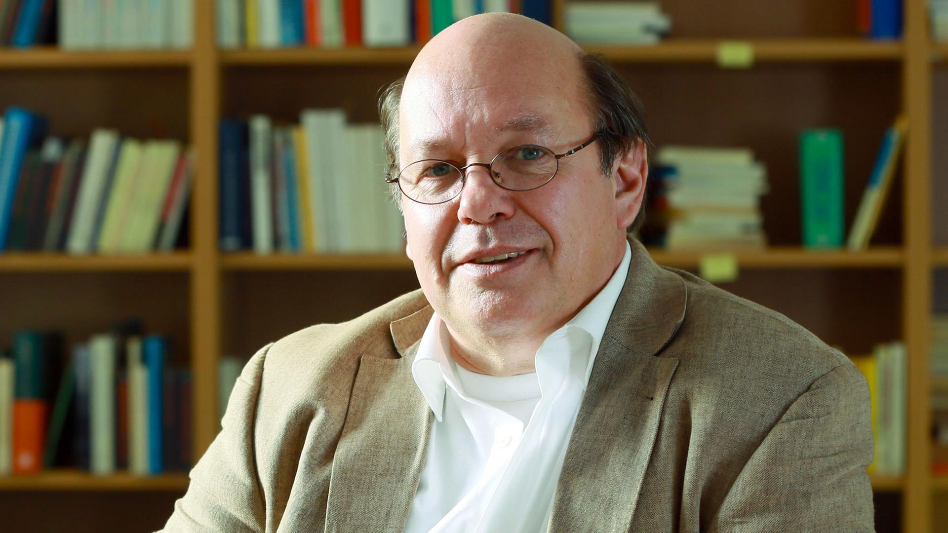 Rafael Behr, Kriminologe und Soziologieprofessor an der Hochschule der Polizei Hamburg, blickt am 17.10.2012 in seinem Büro in Hamburg in die Kamera.