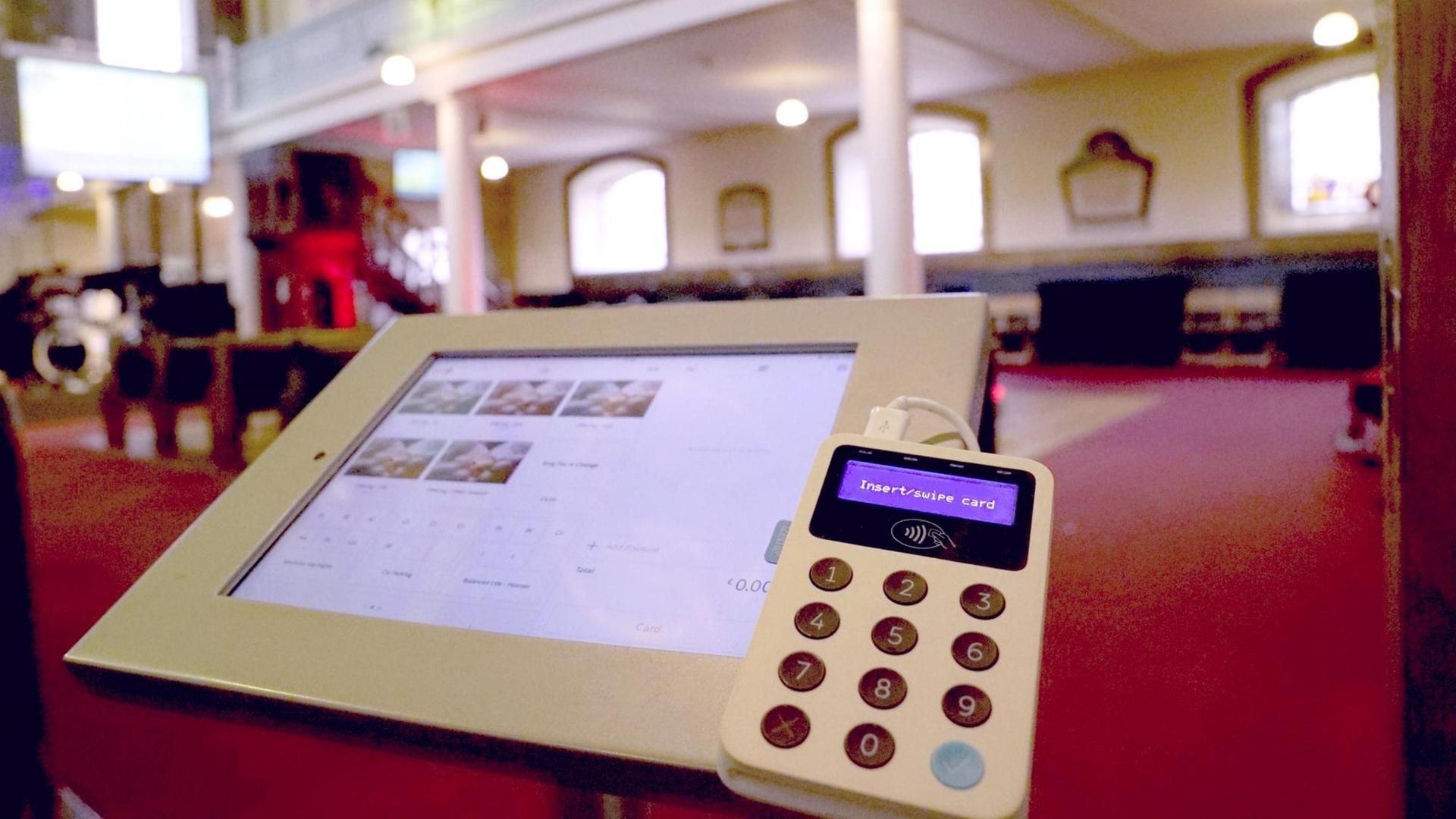 Die St John's Kirche Hoxton in London beim bargeldlosen Spenden ein Vorreiter. Bald soll das in 18.000 anglikanischen Kirchen und Kathdralen möglich sein.