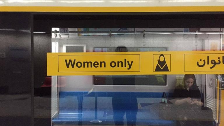Aufkleber auf dem U-Bahn-Fenster zeigen: dies ist ein Frauenabteil