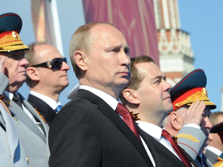Wladimir Putin und Dimitri Medwedjew nehmen an der Feier auf dem Roten Platz in Moskau teil.