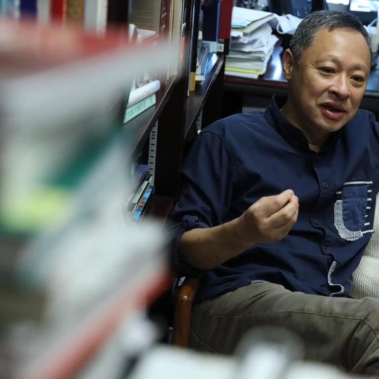 Der Rechtswissenschaftler und politische Aktivist Benny Tai Yiu-ting, Professor an der Universität Hongkong, am 26. Mai 2020 in seinem Arbeitszimmer zwischen Büchern.