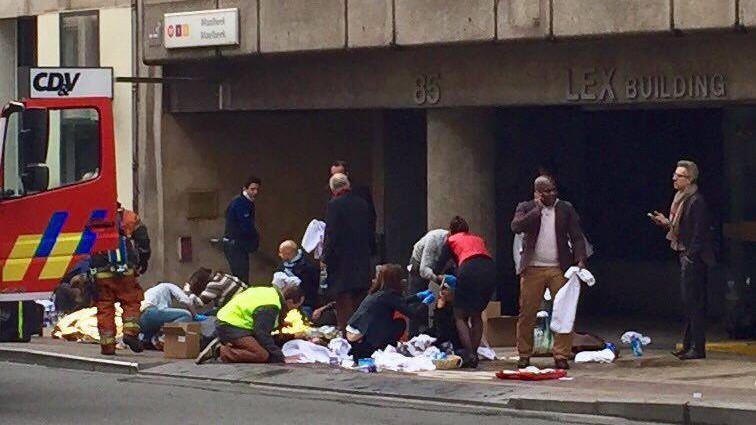 Sanitäter kümmern sich um Verletzte an der Metro-Station Maelbeek in Brüssel