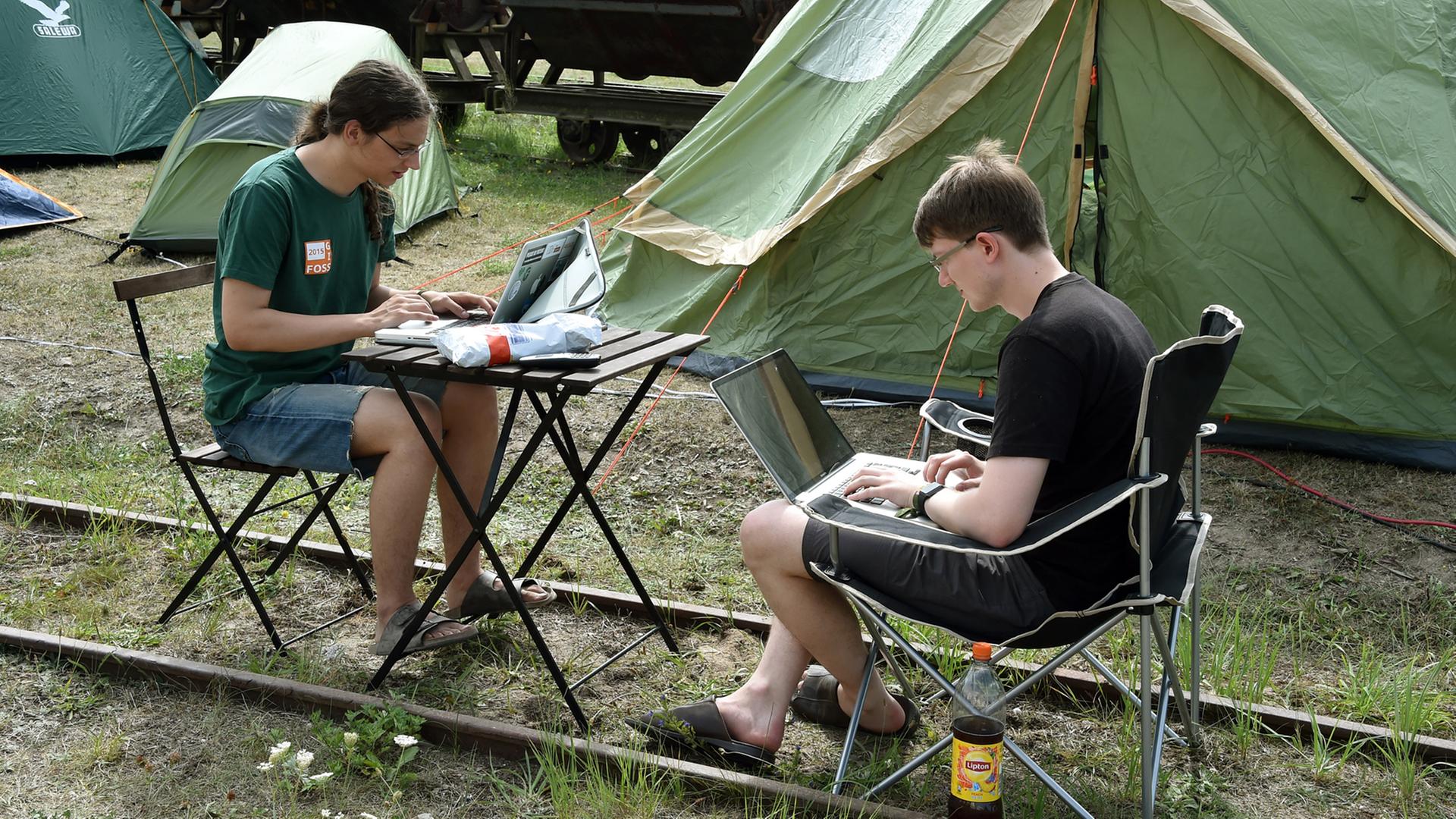 Die Dresdener Thomas Skowron (r) und Constantin Müller sind im Ziegeleipark in Mildenberg (Brandenburg) am 13.08.2015 beim Chaos Communication Camp im Netz unterwegs.