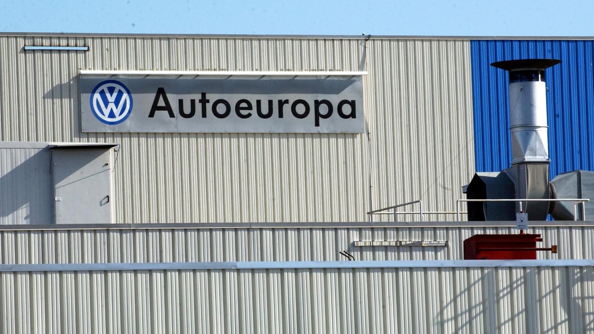 Schild "VW Autoeuropa" an einer grauen Wand eines Fabrikgebäudes.