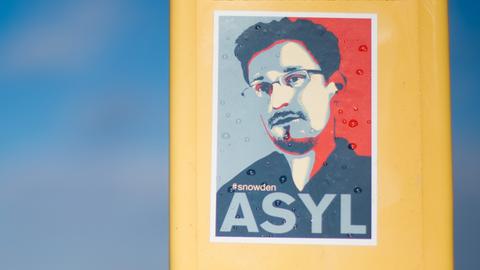 Ein Aufkleber, mit dem Asyl für den Informanten Edward Snowden gefordert wird, klebt am 11.02.2014 auf einem Masten bei Beckedorf im Landkreis Schaumburg (Niedersachsen).