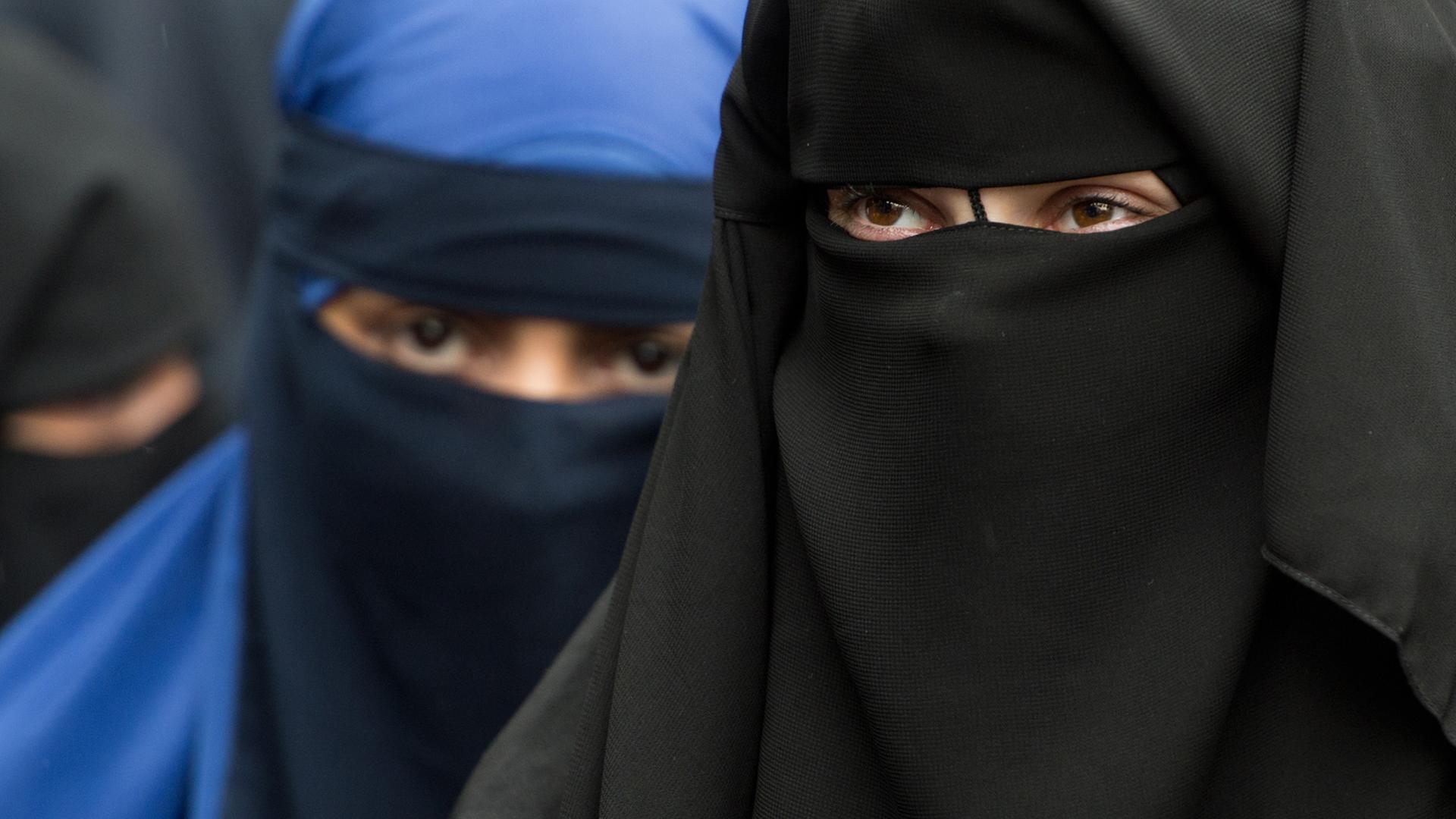 Verschleierte Frauen auf einer Salafisten-Kundgebung in Offenbach