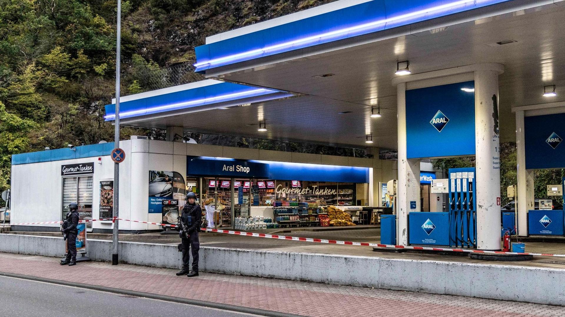 Polizisten sichern eine Tankstelle in Idar-Oberstein in Rheinland-Pfalz. Polizisten sichern eine Tankstelle in Idar-Oberstein in Rheinland-Pfalz.