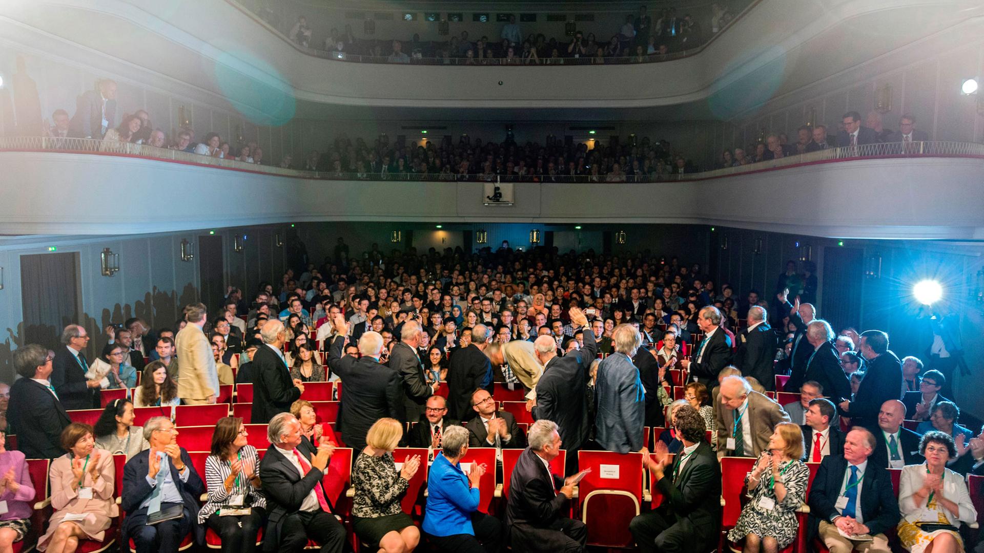 Das Handout vom 26.06.2016 zeigt das Publikum bei der Eröffnung der Nobelpreisträgertagung im Lindauer Stadttheater.