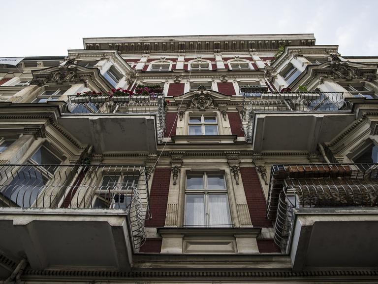 Die Fassade der Grunewaldstraße 87 in Berlin-Schöneberg im Sommer 2015. Derzeit ist davon wenig zu sehen, das "Horrorhaus" aus den Schlagzeilen ist seit Monaten eingerüstet.