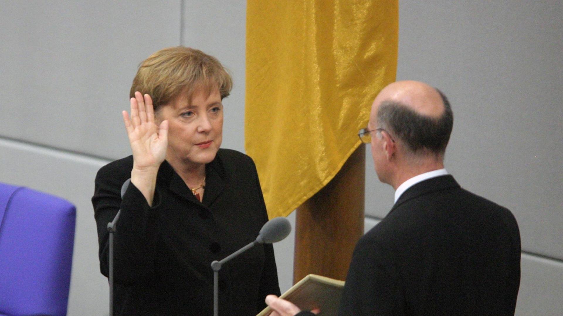 Bundeskanzlerin Angela Merkel (CDU) wird am 22.11.2005 im Deutschen Bundestag in Berlin durch Bundestagspräsident Norbert Lammert vereidigt