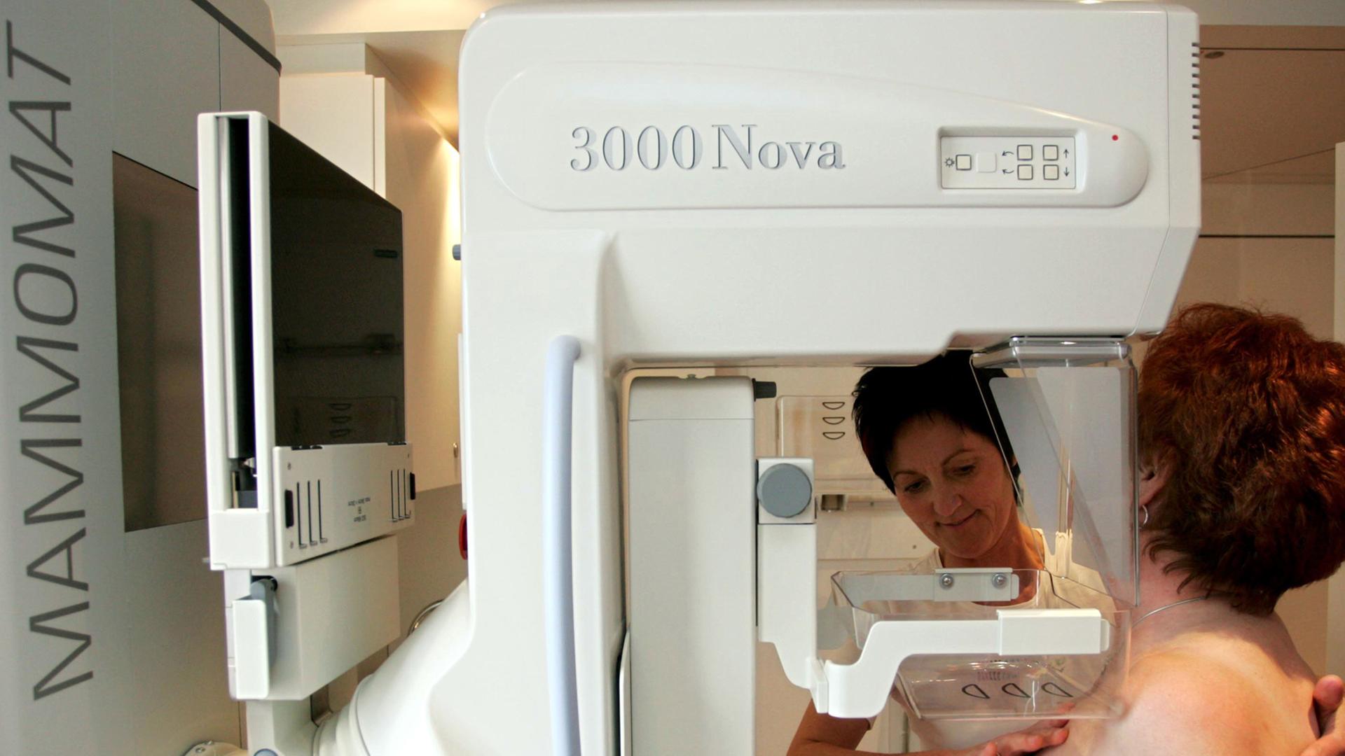 Eine Radiologie-Assistentin bei der Brustkrebs-Früherkennung in einem "Mammobil".