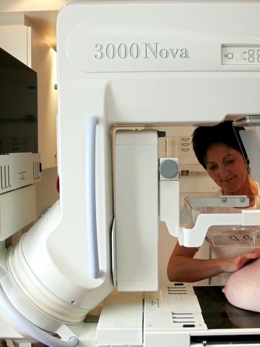 Eine Radiologie-Assistentin bei der Brustkrebs-Früherkennung in einem "Mammobil".