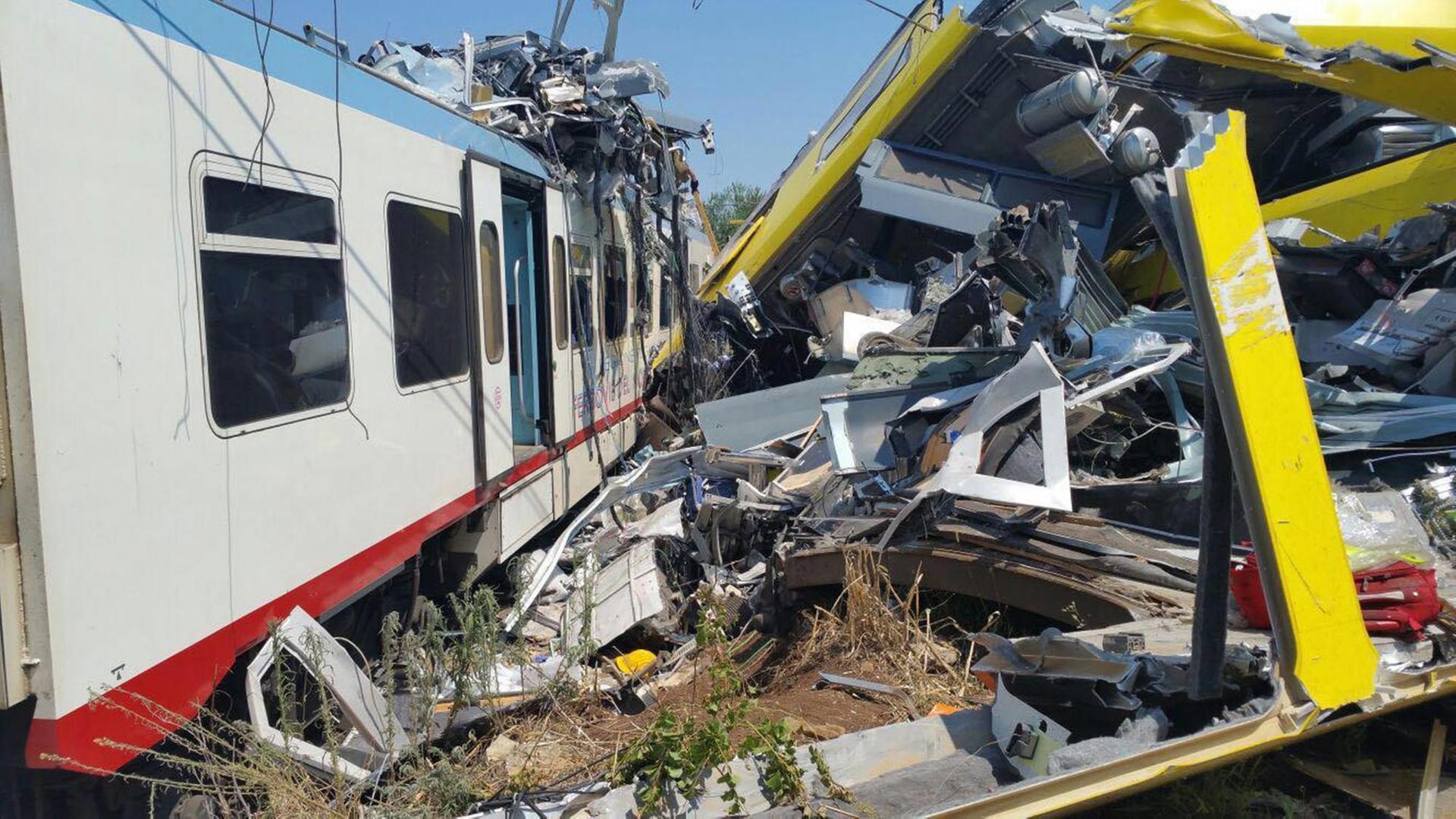 Waggons der beiden zusammengeprallten Züge sind ineinander verkeilt und zum Teil zerstört. Waggons der beiden zusammengeprallten Züge sind ineinander verkeilt und zum Teil zerstört.
