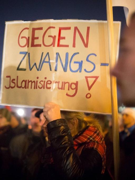 Islamfeindliches Plakat bei einer Pegida-Demonstration in Dresden.
