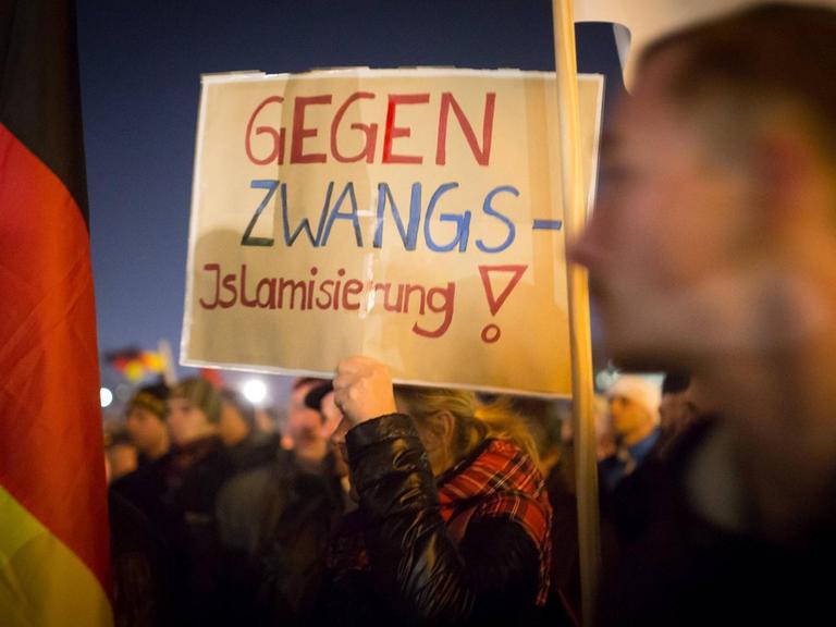 Islamfeindliches Plakat bei einer Pegida-Demonstration in Dresden.