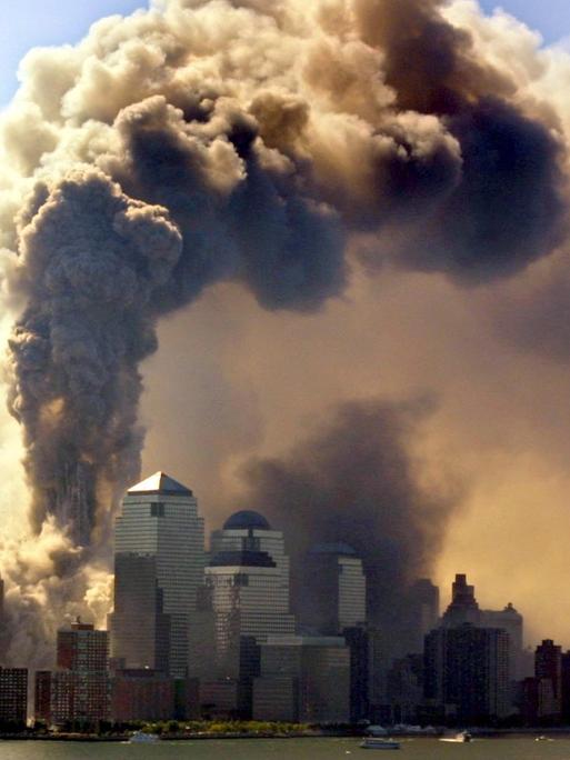 Die Türme des brennenden World Trade Center in New York am 11. September 2001