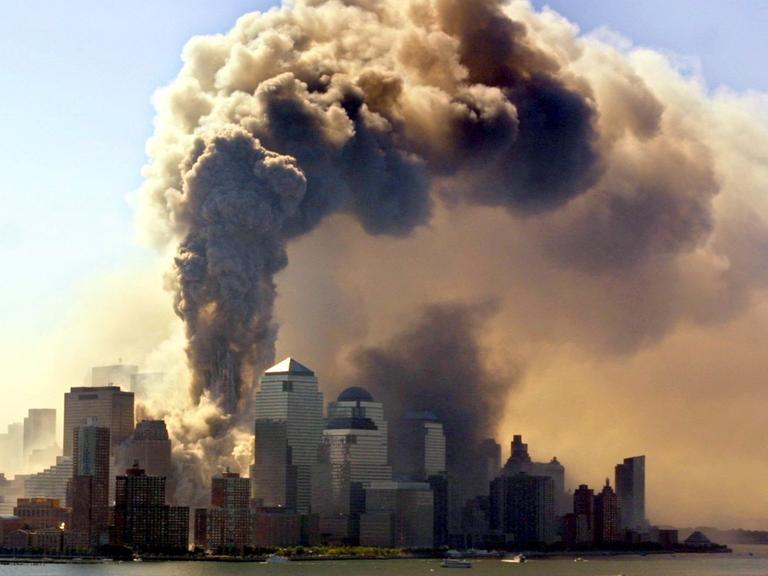 Die Türme des brennenden World Trade Center in New York am 11. September 2001