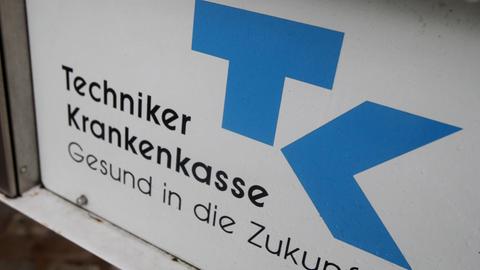 Das Logo der Techniker Krankenkasse (TK) hier im Eingangsbereich der Hauptverwaltung in Hamburg