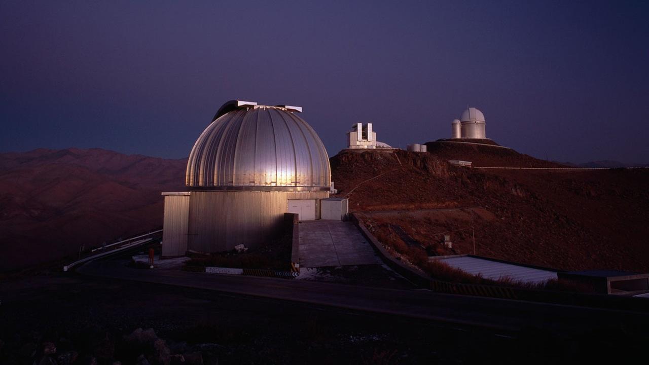 Das 2,2-Meter-Teleskop auf La Silla bei Sonnenuntergang