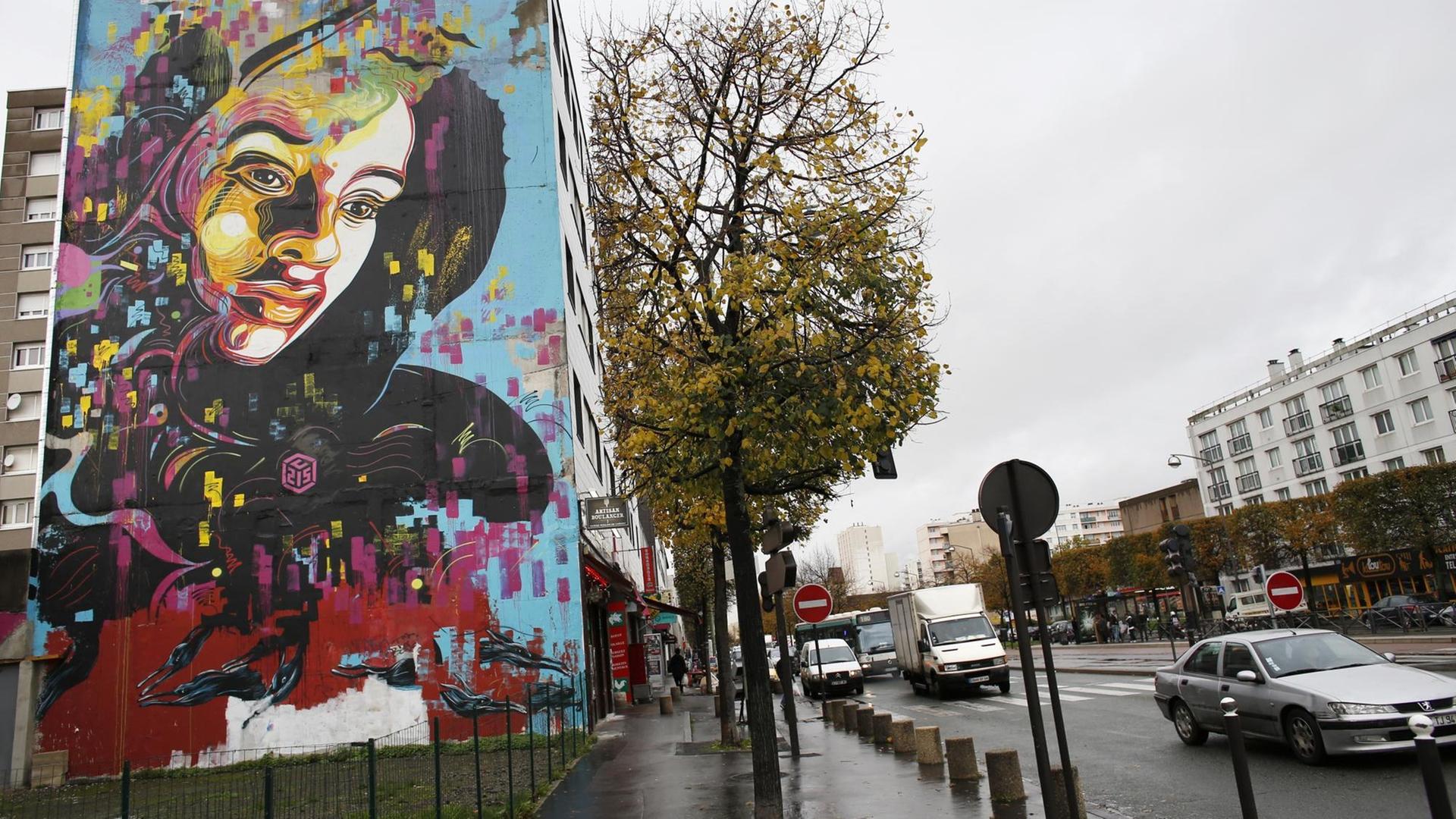 Der Vorort Vitry-sur-Seine, die Fassade eines Wohnblocks hat der Street Artist C215 mit einem großen Gesicht bemalt