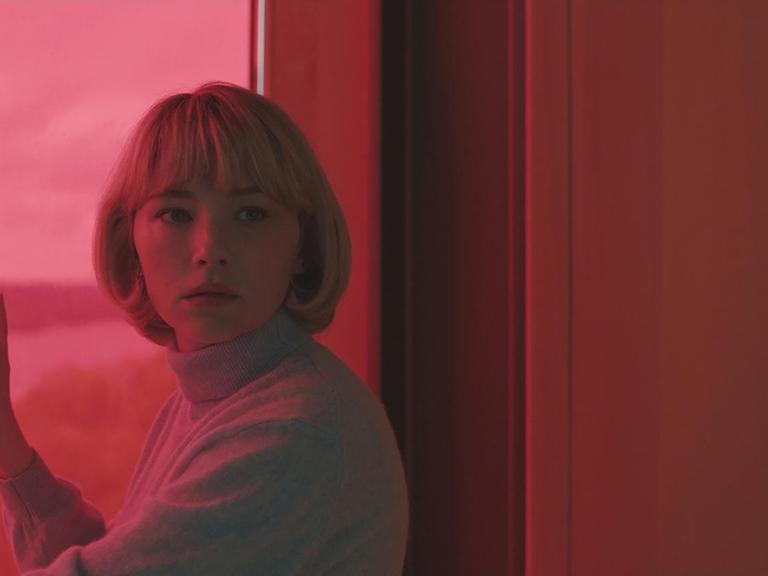 Haley Bennett vor dem Fenster im Film "Swallow"