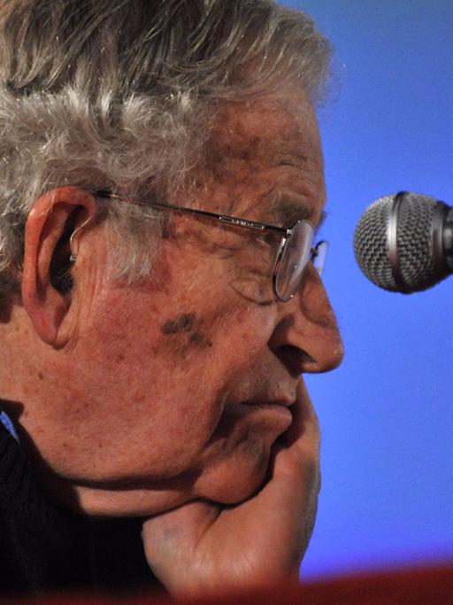 Der amerikanische Linguist Noam Chomsky (2014)