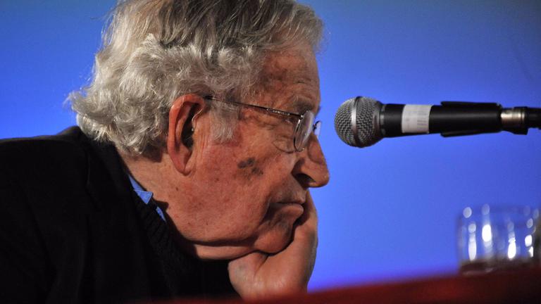 Der amerikanische Linguist Noam Chomsky (2014)