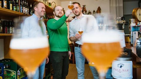 Die drei Gründer der ersten Craft Bier Brauerei in Erfurt im Verkaufsraum.