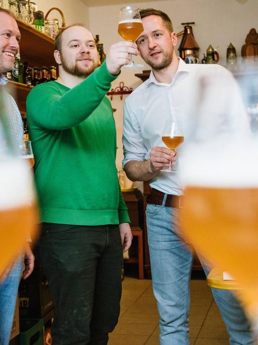 Die drei Gründer der ersten Craft Bier Brauerei in Erfurt im Verkaufsraum.