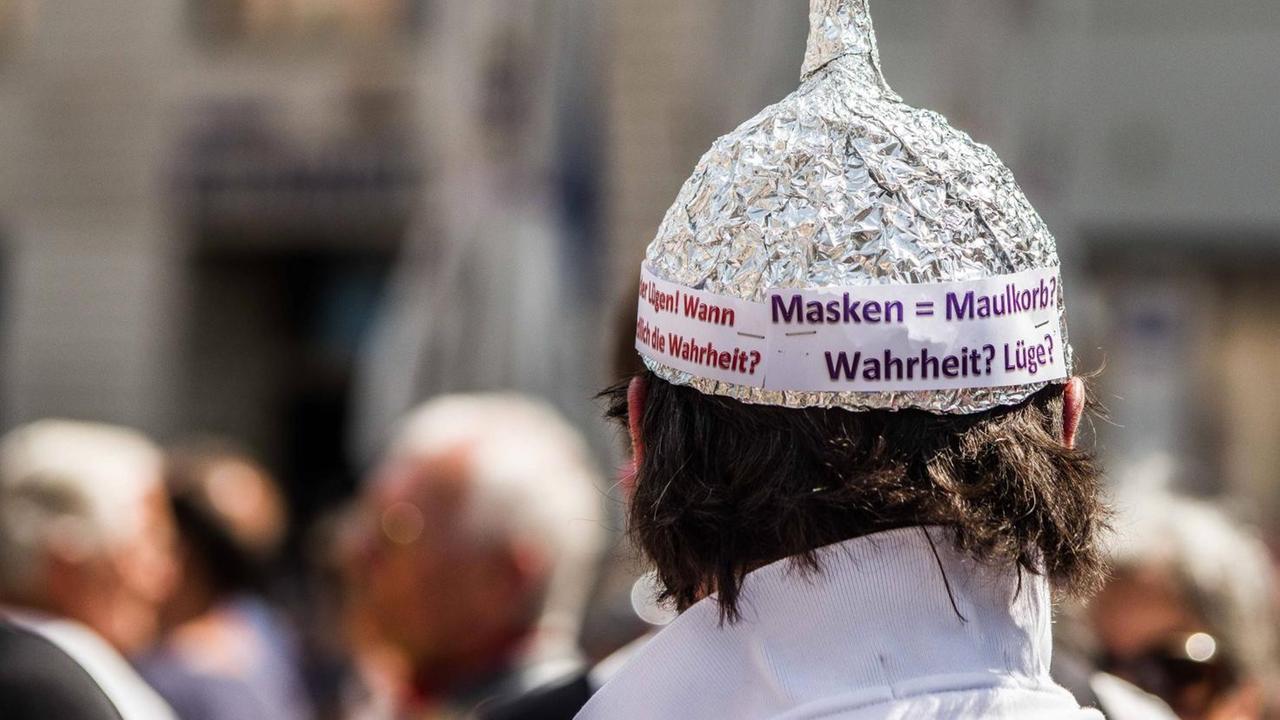Ein Mann mit Aluhut