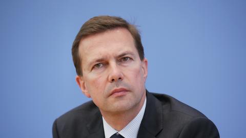 Regierungssprecher Steffen Seibert sitzt am 18.07.2014 in der Bundespressekonferenz in Berlin. Foto: Michael Kappeler/dpa
