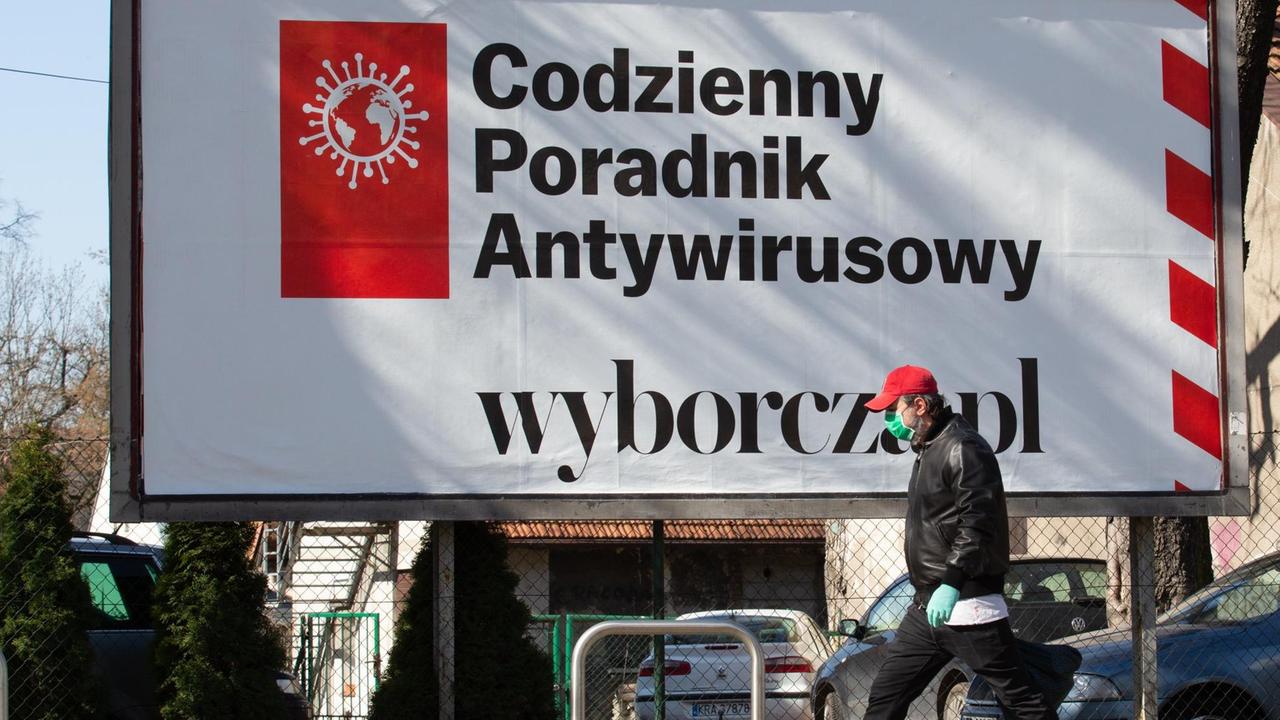 Ein Passant geht an einer Wyborcza-Anzeige, für einen Antiviren-Leitfaden, vorbei. 
