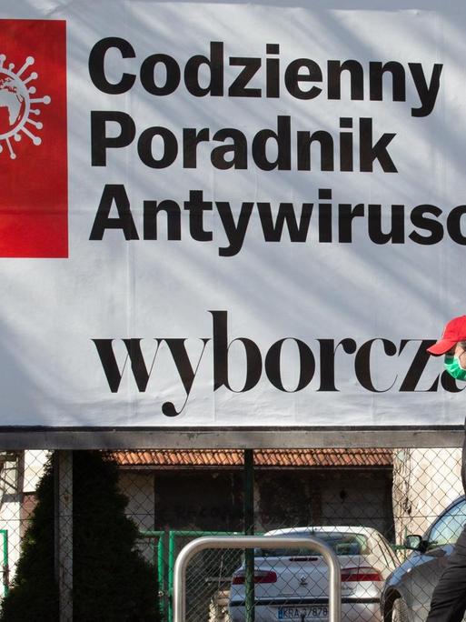 Ein Passant geht an einer Wyborcza-Anzeige, für einen Antiviren-Leitfaden, vorbei.