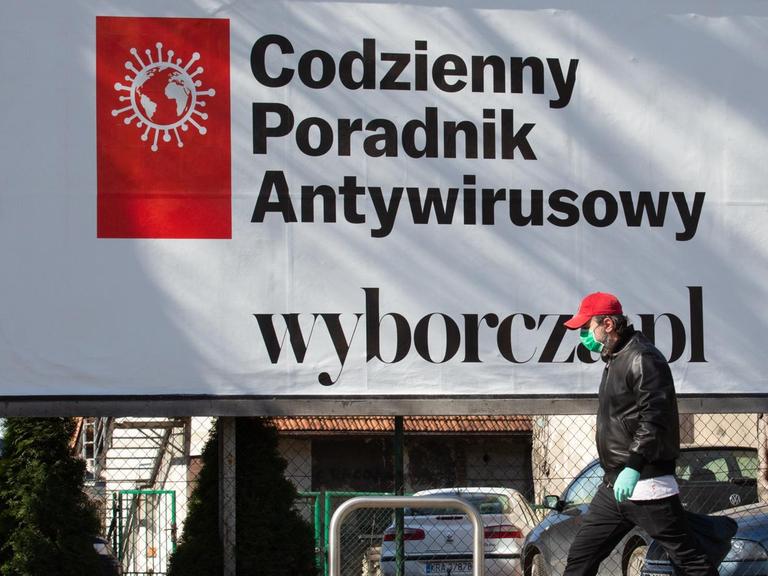 Ein Passant geht an einer Wyborcza-Anzeige, für einen Antiviren-Leitfaden, vorbei.