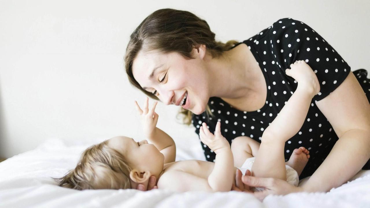 Ein Baby spielt mit seiner Mutter.