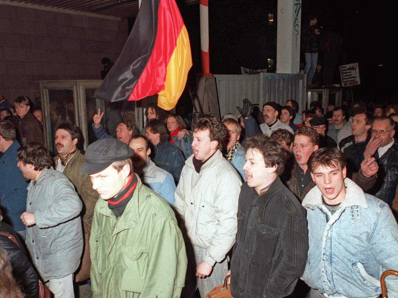 15. Januar 1990: Menschen stürmen die Zentrale des Ministeriums für Staatssicherheit.