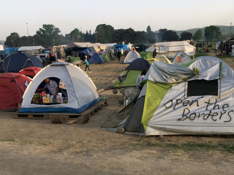 Zelte im Flüchtlingslager Idomeni - auf einem steht die Forderung "Open the Borders"