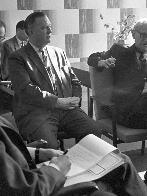 Generalstaatsanwalt Fritz Bauer (hinten mit Zigarette) auf einer Pressekonferenz im Februar 1964 in Frankfurt am Main: Bauer gab er dem israelischen Geheimdienst Mossad den entscheidenden Tipp zur Ergreifung von Adolf Eichmann in Argentinien.
