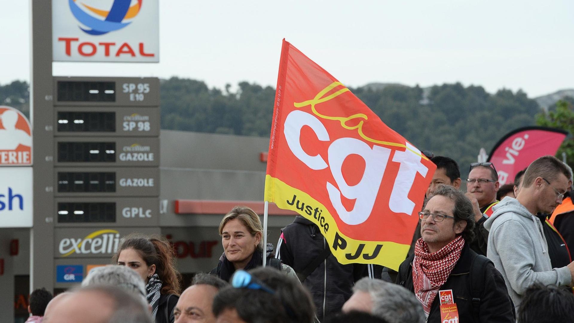 Mitglieder der Gewerkschaft CGT blockieren den Zugang zu einem Industriegebiet in Vitrolles in Südfrankreich.