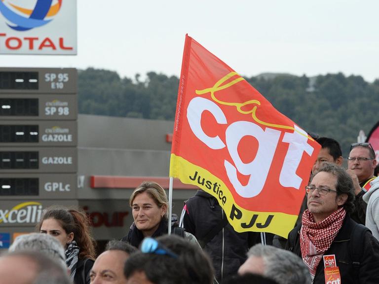 Mitglieder der Gewerkschaft CGT blockieren den Zugang zu einem Industriegebiet in Vitrolles in Südfrankreich.