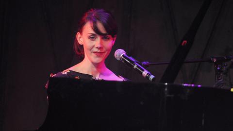 Anna Depenbusch am Klavier in der Hamburger Fabrik 2014