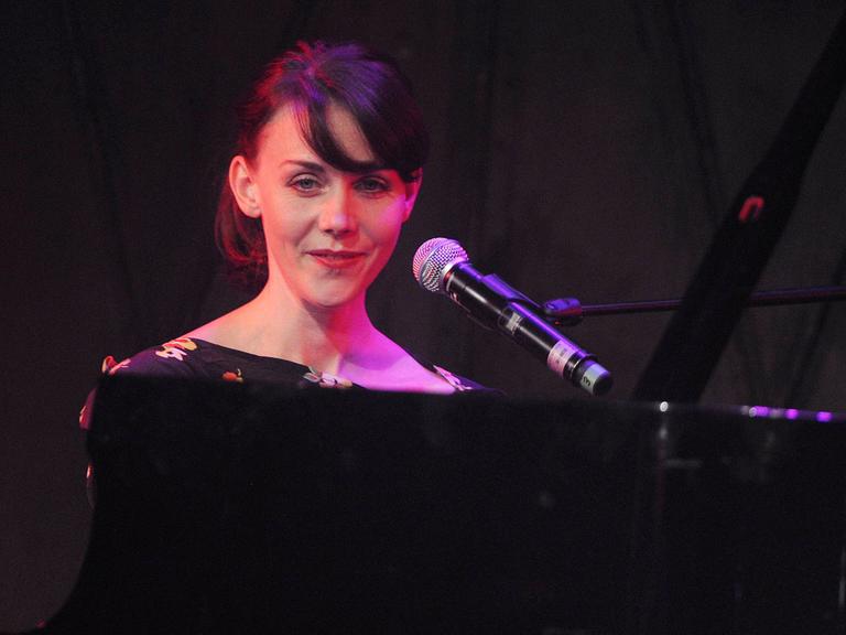 Anna Depenbusch am Klavier in der Hamburger Fabrik 2014